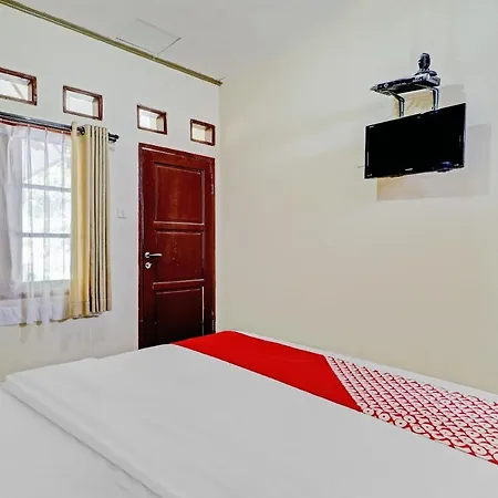Collection O 90461 Graha Atmadja Syariah 3* Бандунг
